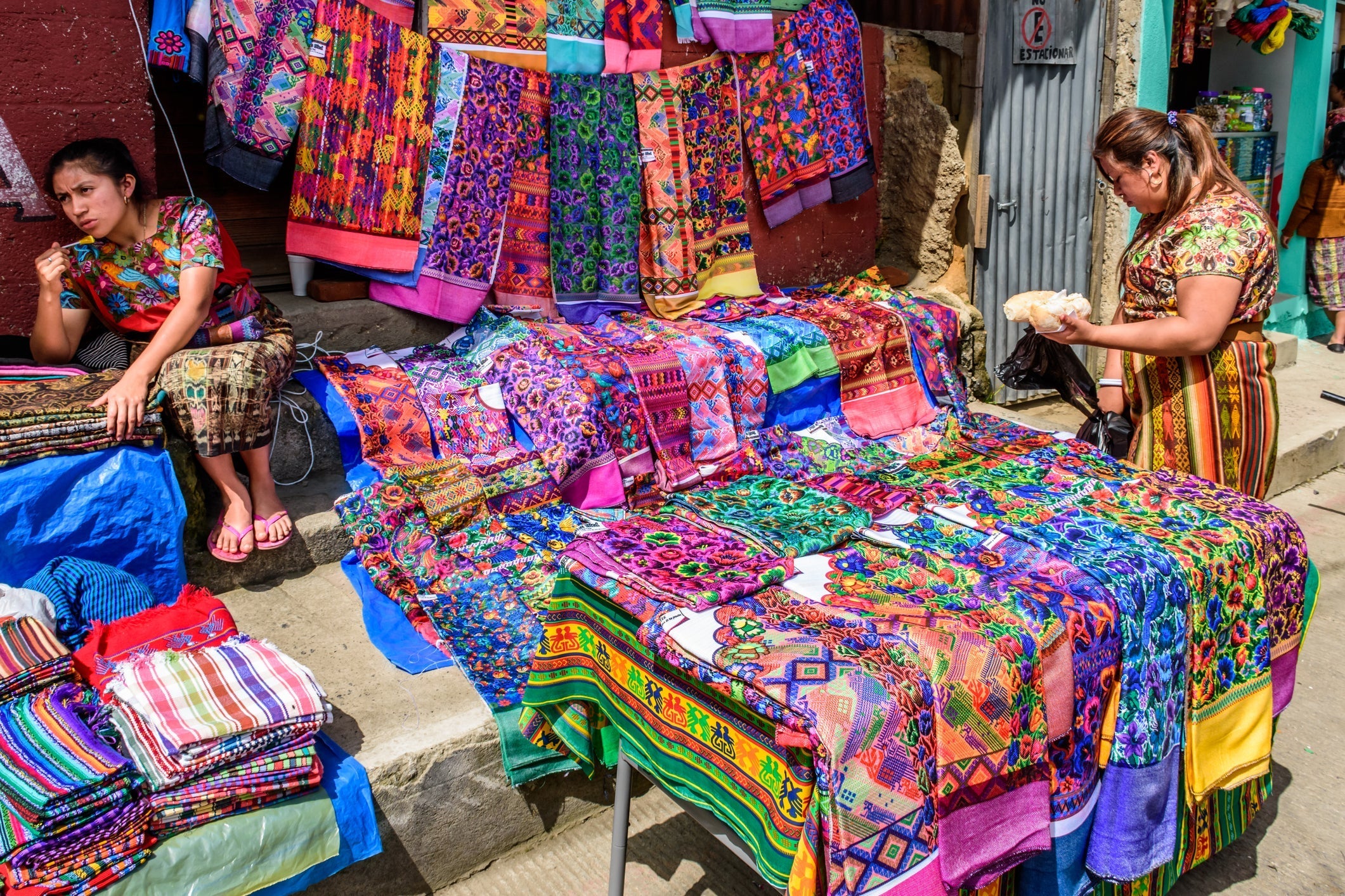 The Main Regions of Weaving in Guatemala: Threads of Culture and Tradition